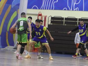 В Якутске мужские баскетбольные команды начали бороться за путёвки на игры в Нюрбе