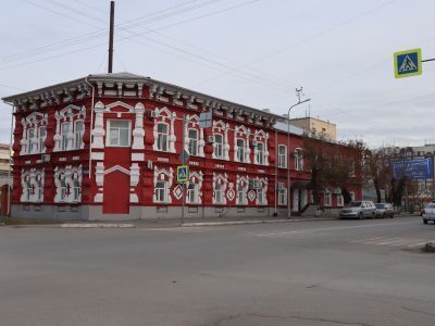 Дом, с ярко выраженными принципами эклектизма и фасадной композицией, не имеющий аналогов на Урале