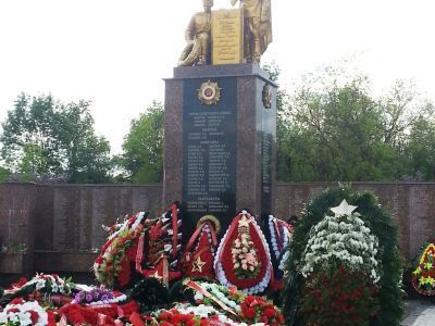 Братская могила 4360 советских воинов, погибших в боях с фашистскими захватчиками