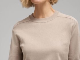 Легкий джемпер полуприлегающего кроя с коротким рукавом