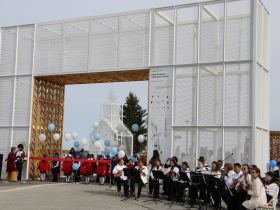 Вилюйск преображается: в День города на набережной «Поющие пески» зазвучала новая музыка