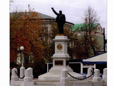 Памятник В.И. Ленину - один из первых памятников в стране, сооруженный на средства оренбургских рабочих в 1925 г.