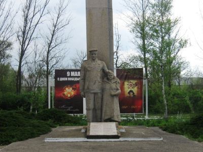 Памятный знак в честь воинов-односельчан, погибших в годы Великой Отечественной войны