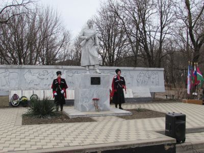 Братская могила 13 советских воинов, погибших в боях с фашистскими захватчиками