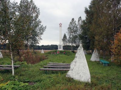Памятник-стела на рубеже обороны подступов к Ленинграду в 1941 г., где сражались воины 1-й гвардейской дивизии народного ополчения Куйбышевского района Ленинграда