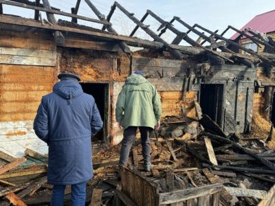 Два человека погибли при пожаре в частном доме в Якутске