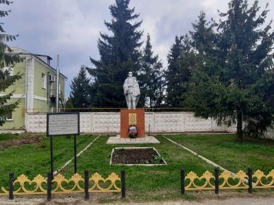 Памятник работникам Верхопенской МТС, погибшим в годы Великой Отечественной войны