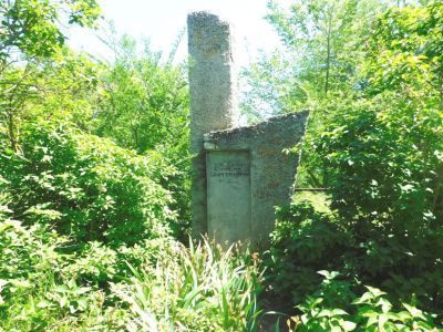 Могила командира партизанского отряда, первого председателя колхоза Киреева Е.С., убитого кулаками