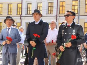 В День национальной печати возложили цветы к памятнику Василию Никифорову-Кюлюмнюру