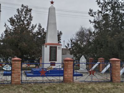 Братская могила 20 советских воинов, погибших в боях с фашистскими захватчиками