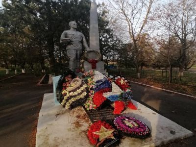 Братская могила красных партизан, погибших в годы гражданской войны, и воинов Советской Армии, погибших в 1943 году при освобождении села от немецко-фашистских захватчиков