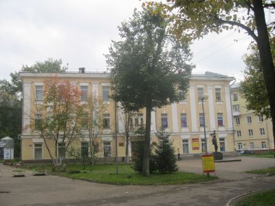 Гимназия Ф.В.Воронина (ныне областной дом работников просвещения), в которой в 1915 г. учился выдающийся советский поэт М.В.Исаковский