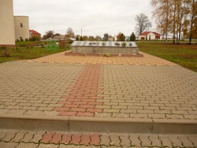 Братская могила советских воинов, погибших в боях с фашистскими захватчиками в 1943 году. Захоронено 63 человека, имена установлены. Скульптура: солдат со знаменем и солдат с венком