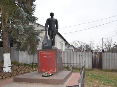 Братская могила 7 советских воинов, погибших в боях с фашистскими захватчиками