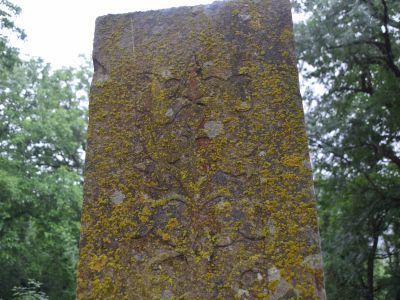 Стела надмогильная (преувеличенной формы)