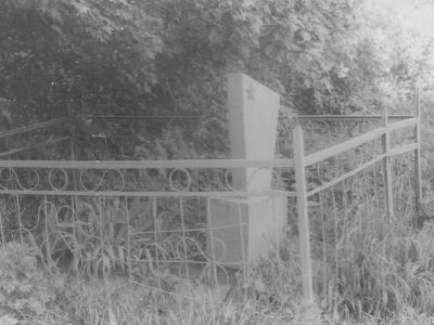 Могила офицера Чичкоря, погибшего в бою с фашистскими захватчиками в 1943 г.