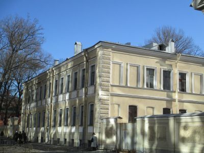 Корпус административный с оградой и двумя воротами