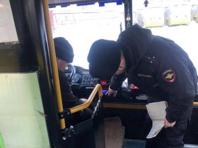 Сотрудники Госавтоинспекции Якутска проверили детские автобусы