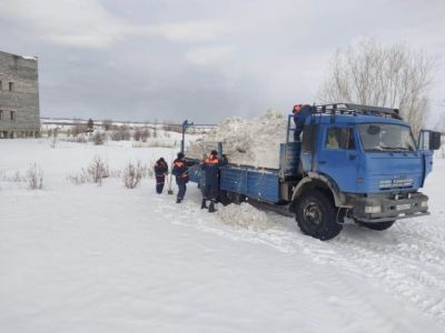 Спасатели расчищают снег с улиц Табаги