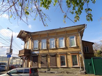 Усадьба: доходный дом с лавкой, службы