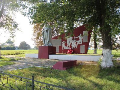 Братская могила советских воинов, погибших в боях с фашистскими захватчиками в 1943 году. Захоронено 503 человека, имена 226 человек установлены. Скульптура советского воина.