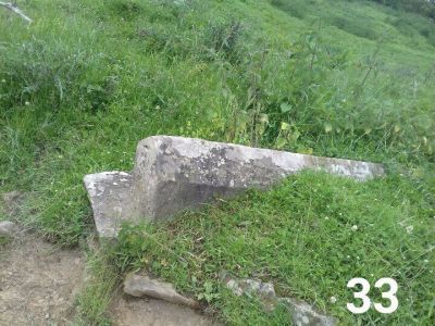 Сундукообразные (полуцилиндрические надмогильные плиты)