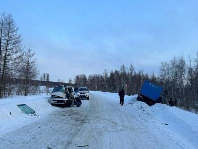 Женщина и ребенок пострадали при столкновении микроавтобуса с грузовиком в Якутии