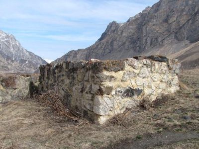 Склеп полуподземный с гладкой фасадной стеной (основание) 4