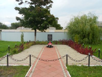 Братская могила двух летчиков, погибших в боях с немецко-фашистскими захватчиками