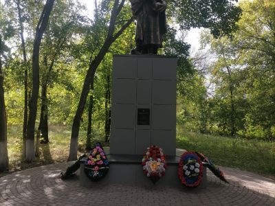 Братская могила воинов Советской Армии, погибших в период Великой Отечественной войны. Захоронено 347 человек, установлено фамилий на 137 человек. Скульптура установлена в 1965 году