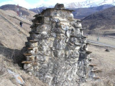 Склеп наземный с двухскатной ступенчатой кровлей 10