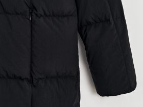 Пуховое пальто с капюшоном и воротником-стойкой