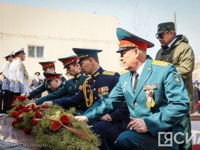 В Якутске возложили цветы к памятнику якутскому снайперу и мемориалу «Солдат Туймаады»