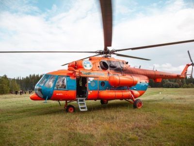 Во время ледохода по реке Лене в Якутии пассажиров перевозят на аэроботах и вертолетах