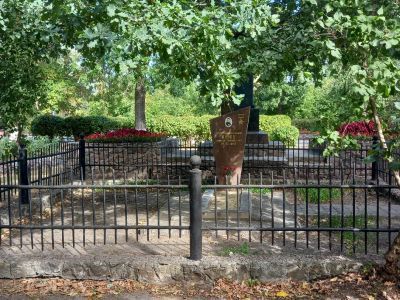 Могила Героя Советского Союза Т.Г. Попова, погибшего при исполнении служебных обязанностей