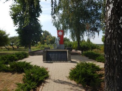 Братская могила советских воинов, погибших в боях с фашистскими захватчиками в 1943 году. Захоронено 124 человека, имена установлены. Скульптура советского воина