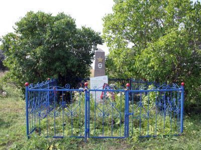 Братское захоронение советских воинов, погибших в 1941-44 гг.