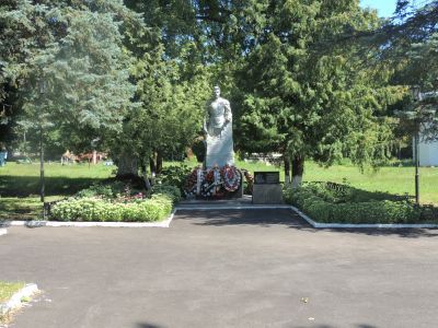 Братская могила воинов Советской Армии, погибших в период Великой Отечественной войны