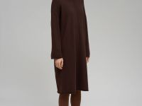 Вязаное платье свободного кроя с воротником-стойко