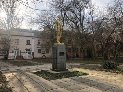 Памятник П.Л.Войкову (скульптор Н.А.Бедниченко)