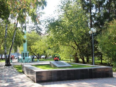 Братская могила участников мартовского восстания 1919 года, расстрелянных колчаковцами. Здесь же похоронена активная участница большевистского подполья П.Согрина