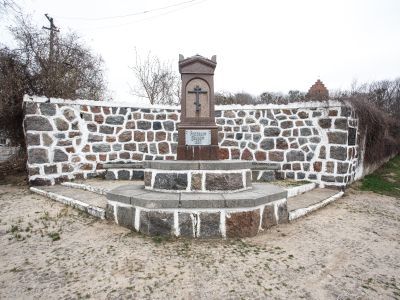 Памятник жителям города Домнау - жертвам Первой мировой войны 1914-1918 гг. с установленным на нем памятным знаком русским воинам 1807 года