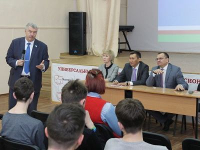 Студентам Мирнинского колледжа рассказали об основах местного самоуправления