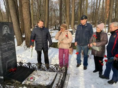 В Санкт-Петербурге возложили цветы к могиле лингвиста Семёна Новгородова