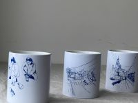 Свеча в керамическом стакане с авторским рисунком "Девочки и голуби", аромат Янтарь и слива