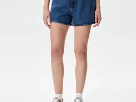 Женские короткие джинсовые шорты Lacoste на пуговице