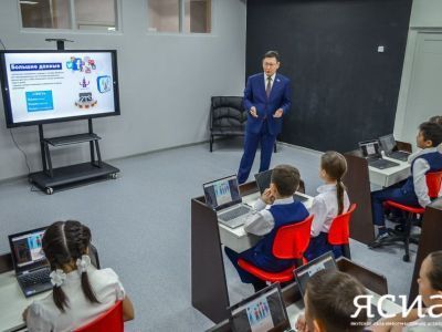 IT-поколение. Министр образования Якутии провел «Урок цифры» в Табагинской школе