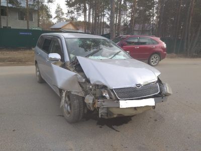 В Якутске беременная женщина с детьми в машине врезалась в столб