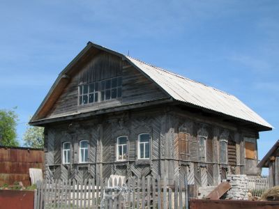 Деревянный жилой дом конца ХIХ века, украшенный обильной пропильной резьбой