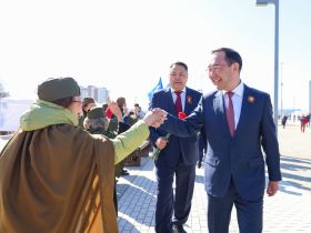 В парке Победы открыли арку «Якутск — город трудовой доблести»